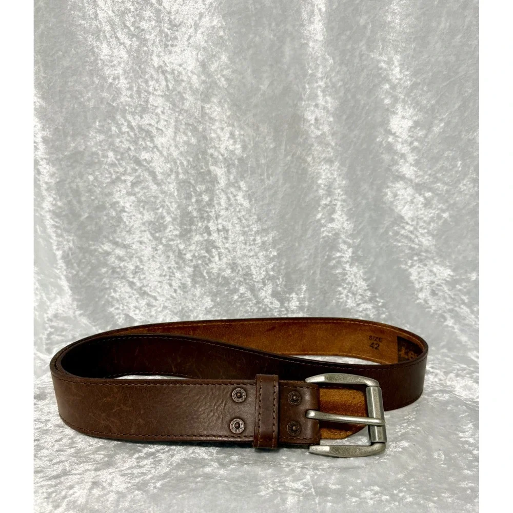 Levis Mens Brown Genuine Leather Belt Size 42/105 Silver Buckle Distressed